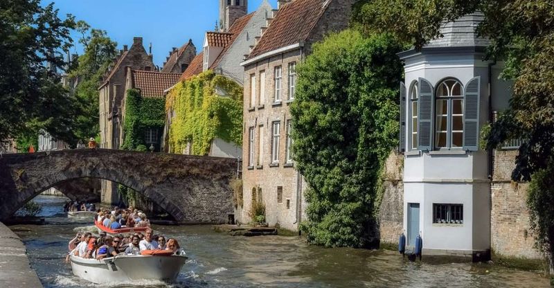 Bruges: Guided Tour & Boat Ride with Optional Beer Tasting - Church of Our Lady and Gruuthuse Palace: where stories add meaning