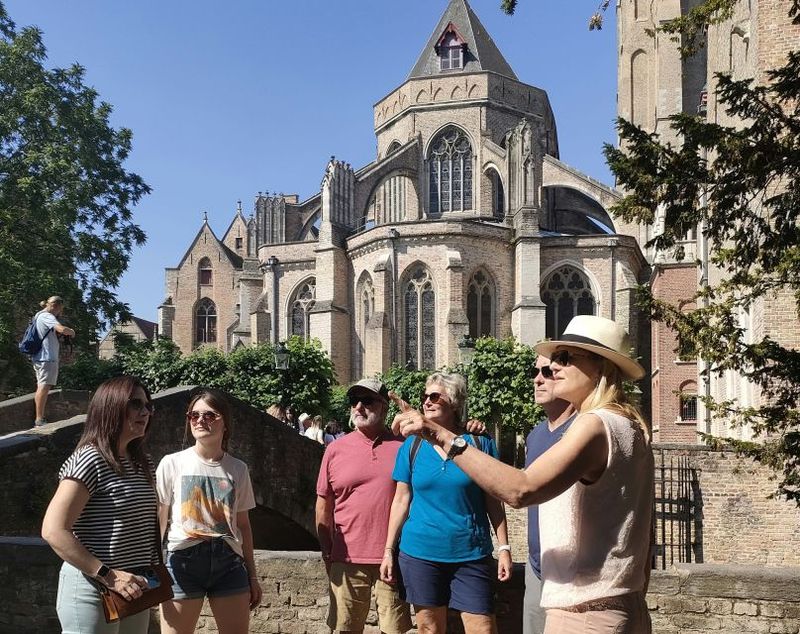 Bruges: Small Group Boat Cruise and Guided Walking Tour - Rosary Quay and the chocolate shop: why the tasting is timed well