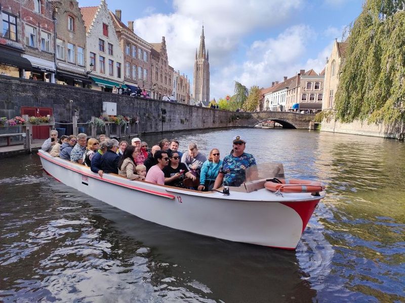Bruges: Small Group Boat Cruise and Guided Walking Tour - Bonifacius Bridge and Gruuthusemuseum: romance meets power