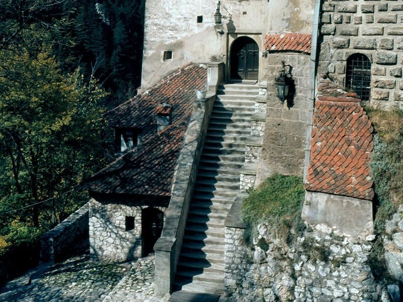 Bucharest: Peles Castle, Dracula's Castle and Brasov Tour - FAQ