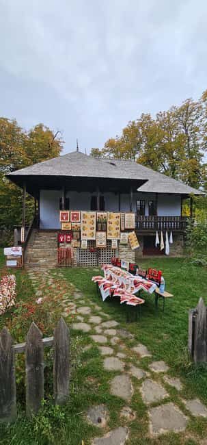 Bucharest short tour Hop-on hop-off format live tourguide - Key Points