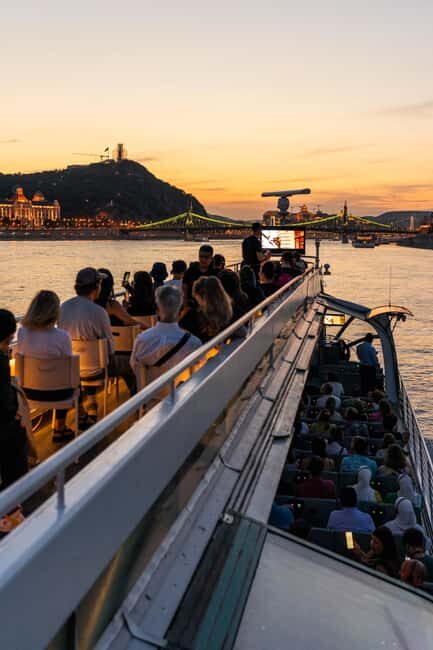 Budapest: 1-Hour Evening Sightseeing Cruise with Drink - Key Points