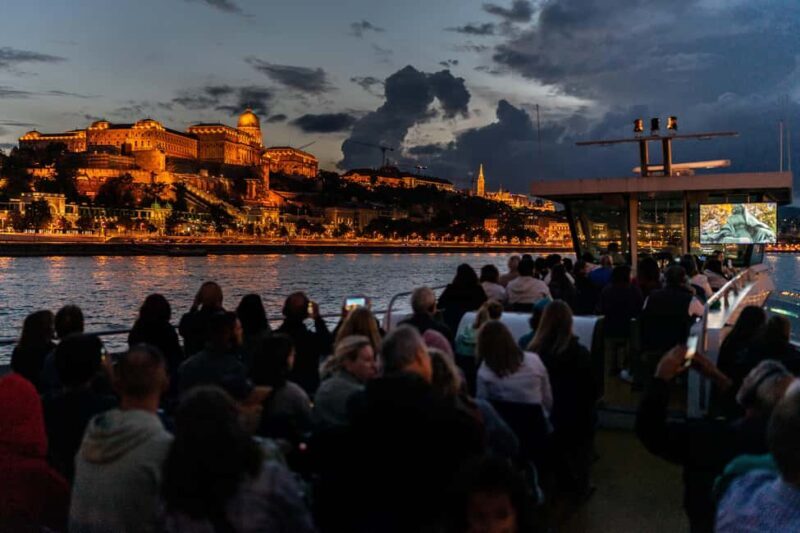 Budapest: 1-Hour Evening Sightseeing Cruise with Drink - A Closer Look at the Experience
