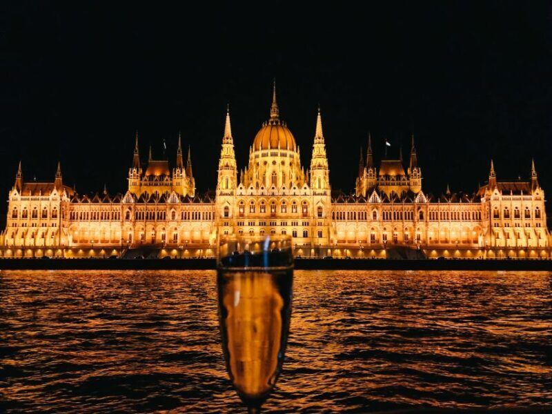 Budapest: 1-Hour Evening Sightseeing Cruise with Drink - The Atmosphere and Comfort