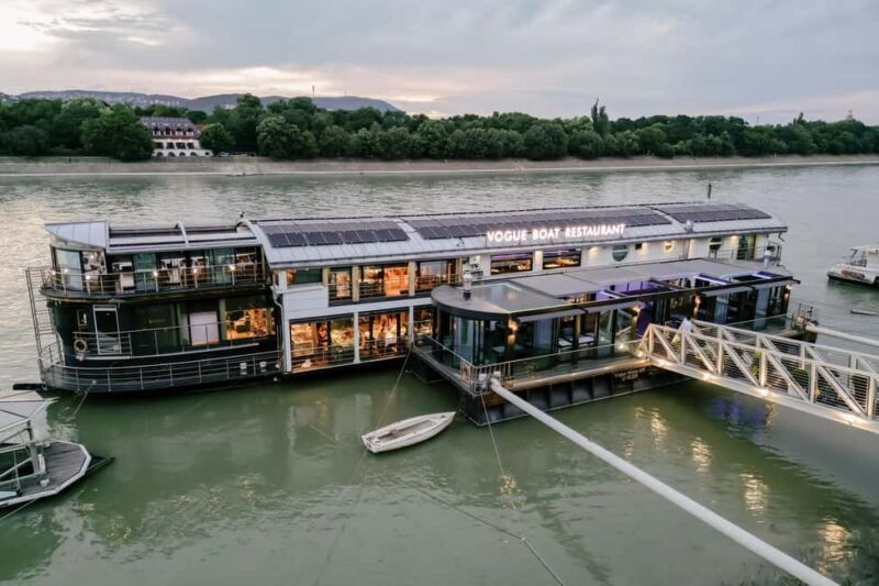 Budapest: 3-Course Dinner for 2 - stationary Boat Restaurant - What to Expect from Your Dinner Experience