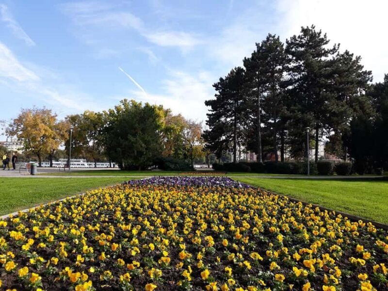 Budapest: Best Gardens Walking Tour & Folk Music Performance - What to Expect from the Tour