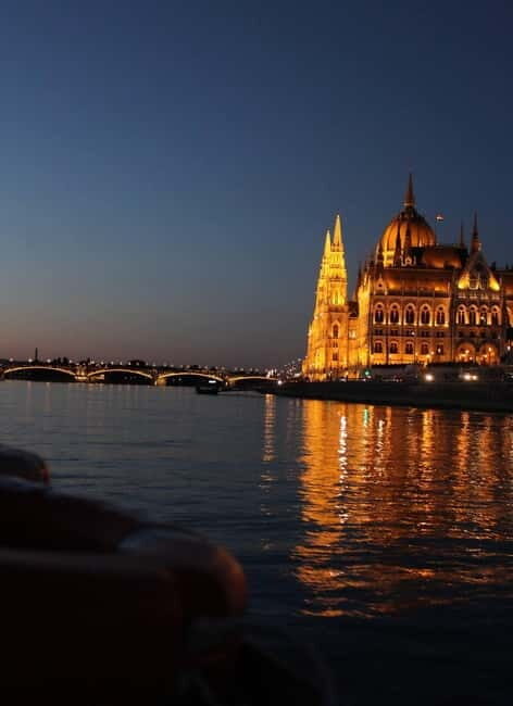 Budapest Boat Cruise with Live Tour Guiding! (+ Bonus Drink) - Key Points
