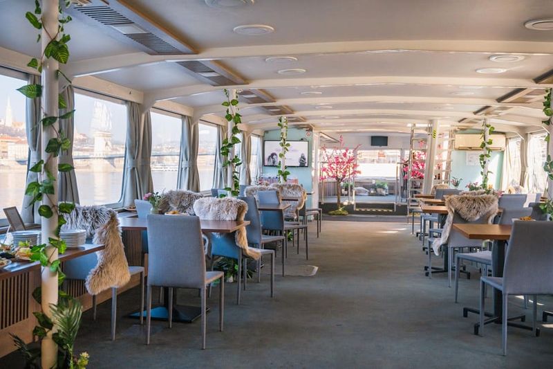 Budapest: By Night Sightseeing Cruise with Welcome Drink - The Audio Guide: QR Code in English (Plus How to Use It)