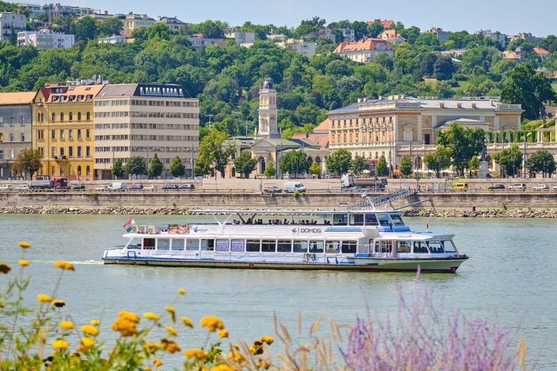 Budapest: By Night Sightseeing Cruise with Welcome Drink - Deck Comfort and Viewing: Where You’ll Get the Best Angle