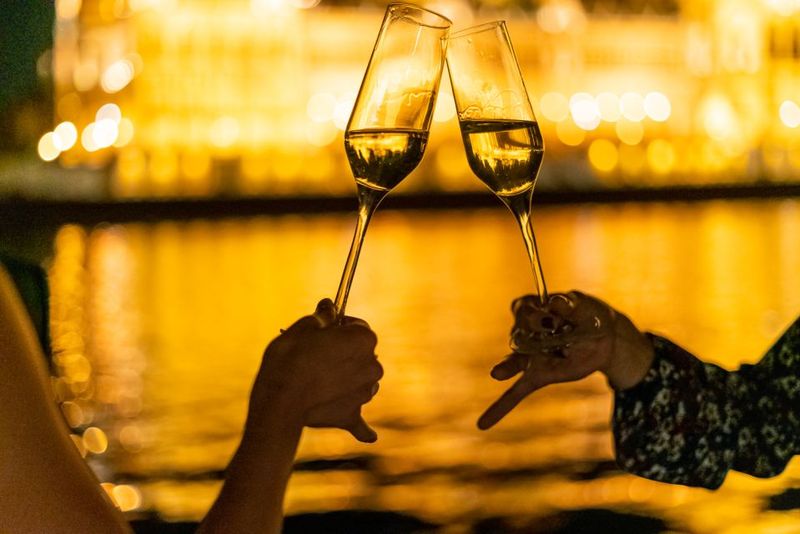 Budapest: Candlelit Dinner River Cruise with Live Music - How the windows and glass roof improve your photos
