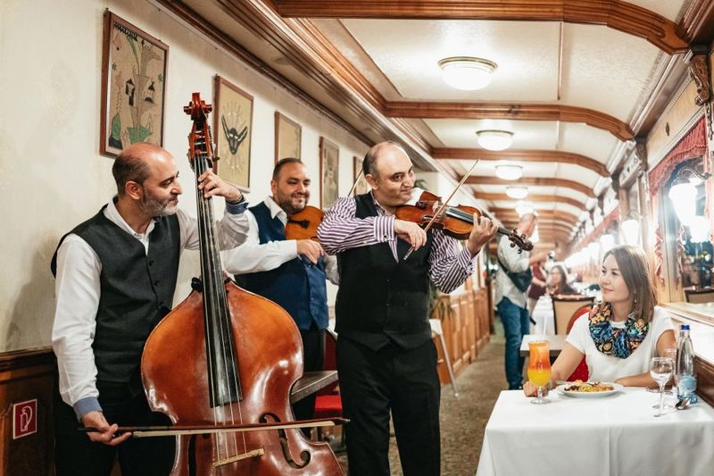 Budapest: Danube River Cruise with Dinner and Prosecco - Live Hungarian music onboard: how it feels in real life