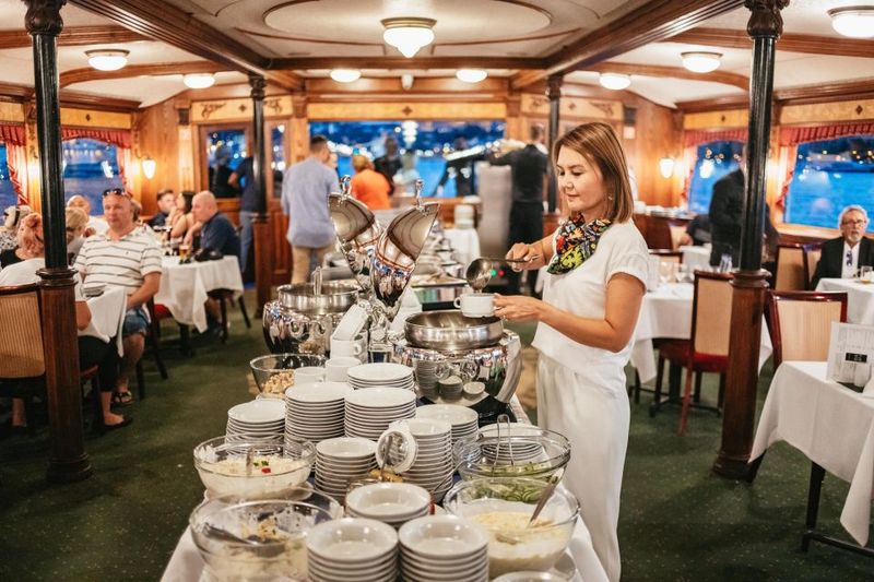Budapest: Danube River Cruise with Dinner and Prosecco - The welcome drink and the on-board bar reality