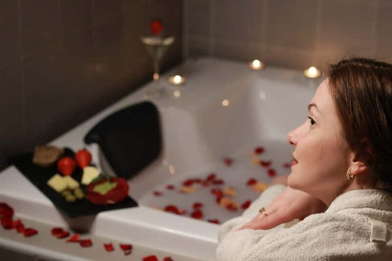 BUDAPEST, Day Spa : Couples Massage with Roses Bubble Bath - Who Should Consider This Experience?