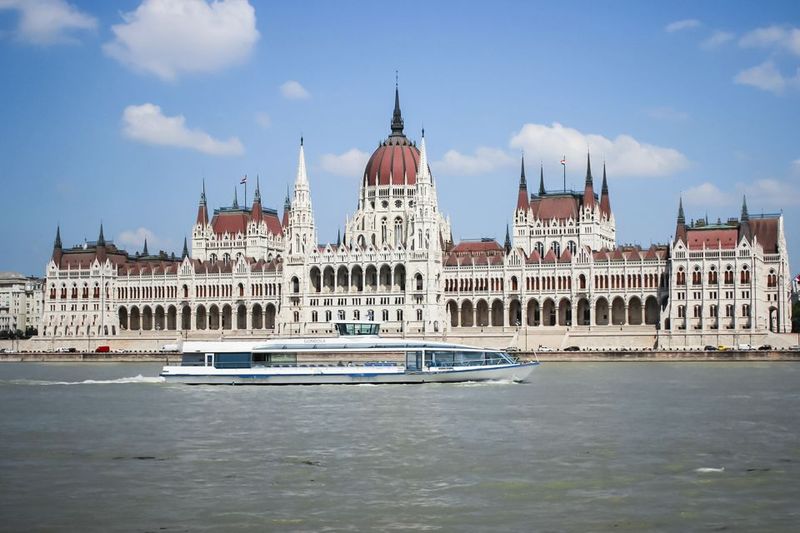 Budapest: Daytime Sightseeing Boat Cruise - Seats, Sun vs Shade, and Winter Comfort