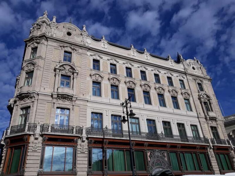 Budapest: Great City Centre Tour & Folk Music Performance - Key Points