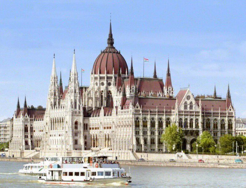 Budapest: Guided Tour of the Parliament Building in Spanish - Discovering the Budapest Parliament: A Guided Spanish Tour