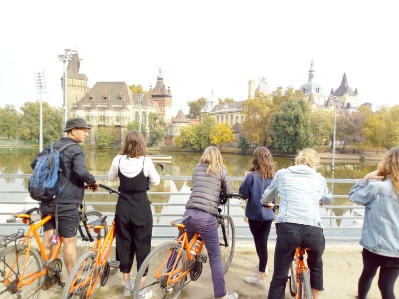 Budapest: Historic Downtown Bicycle Ride with Scenic Views - Key Points