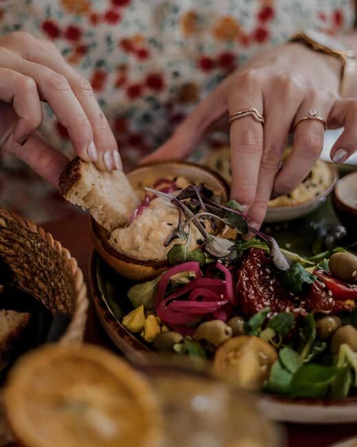 Budapest: Mezze Platter with Unlimited Wine & Sparkling - The Setting and Atmosphere