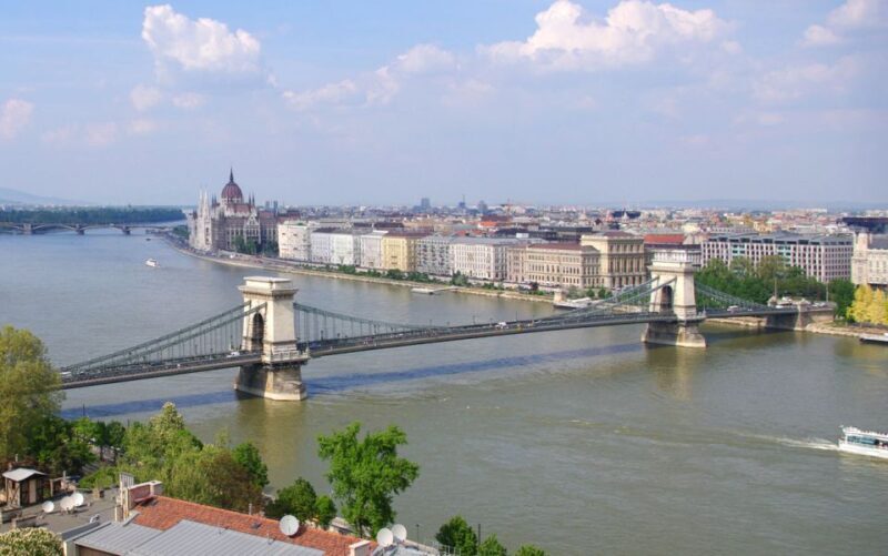 Budapest: Multilingual Highlights Tour - The Value of a Knowledgeable Guide