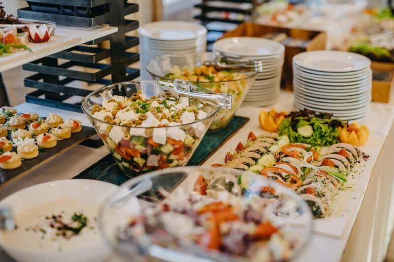 Budapest: New Years Eve Buffet Cruise with Unlimited Drinks - An Honest Look at the Budapest NYE Buffet Cruise