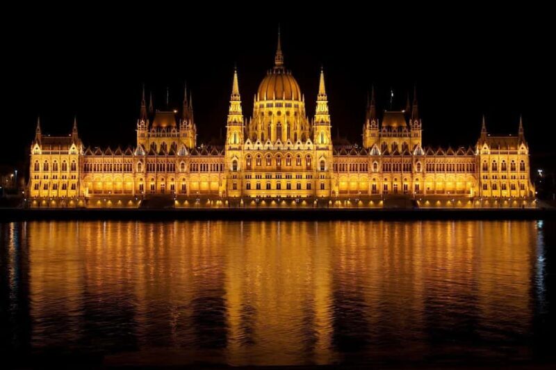 Budapest Night Tour in Spanish and Danube Boat Ride (optional) - Exploring the Budapest Night Tour in Depth