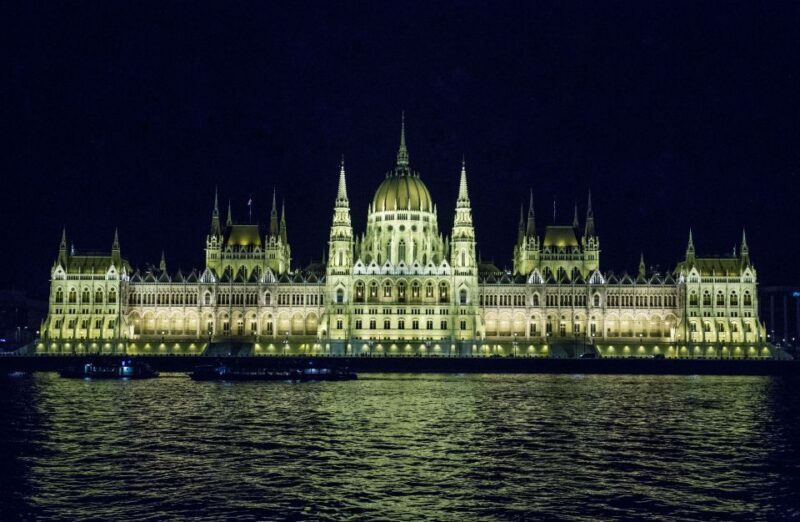 Budapest: Night Walking Tour with Danube River Cruise - Practical Tips for Travelers