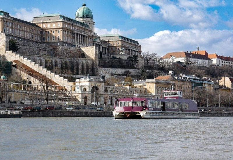 Budapest: Nighttime or Daytime Sightseeing Cruise - Night vs Day: Choosing the Best Time Slot for Photos and Atmosphere