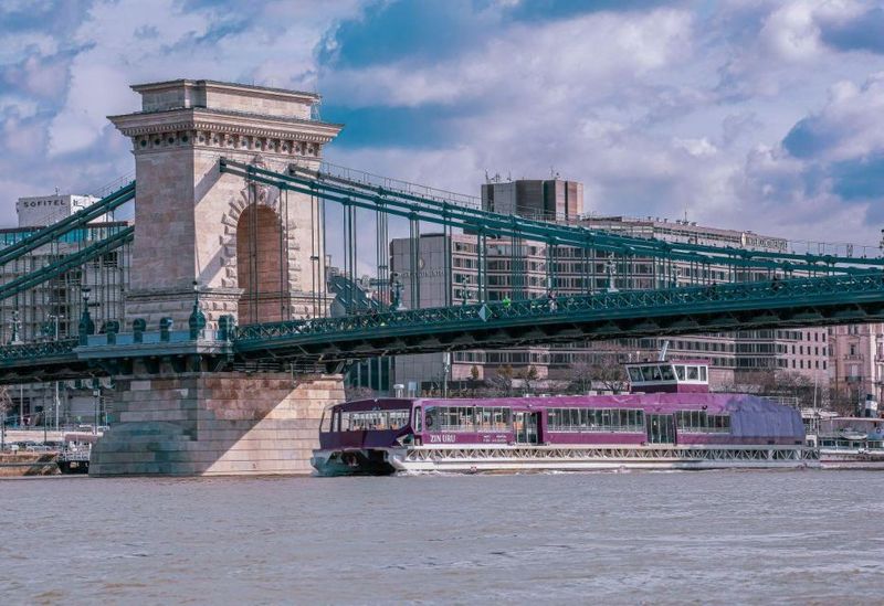 Budapest: Nighttime or Daytime Sightseeing Cruise - Seats, Deck Space, and How to Get a Good View Without Stress