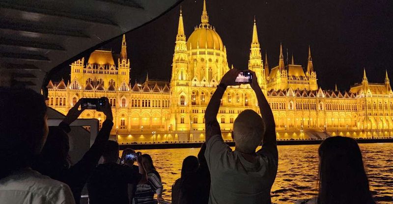 Budapest: Nighttime or Daytime Sightseeing Cruise - Onboard Info: Audio via Purpleliner Travel Guide and Screens