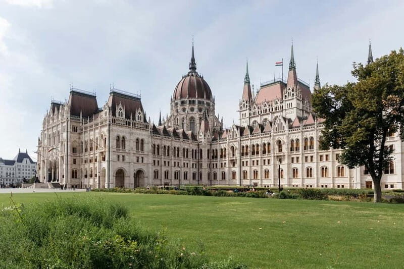 Budapest: Parliament & Its Surroundings Tour with Folk Music - A Deep Dive into the Experience