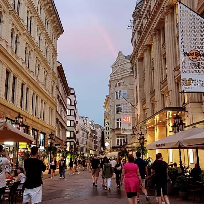 Budapest: Private 3 hours Electric Rickshaw Tour with Coffee - Key Points