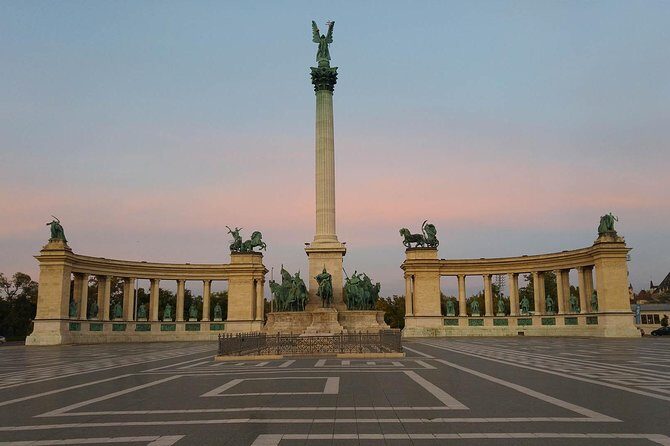 Budapest PRIVATE city tour and FOOD TOUR in Central Market Hall - Exploring Budapest with a Private City and Food Tour