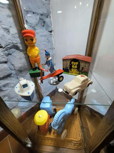 Budapest: Retro Christmas Experience with Snacks - Key Points