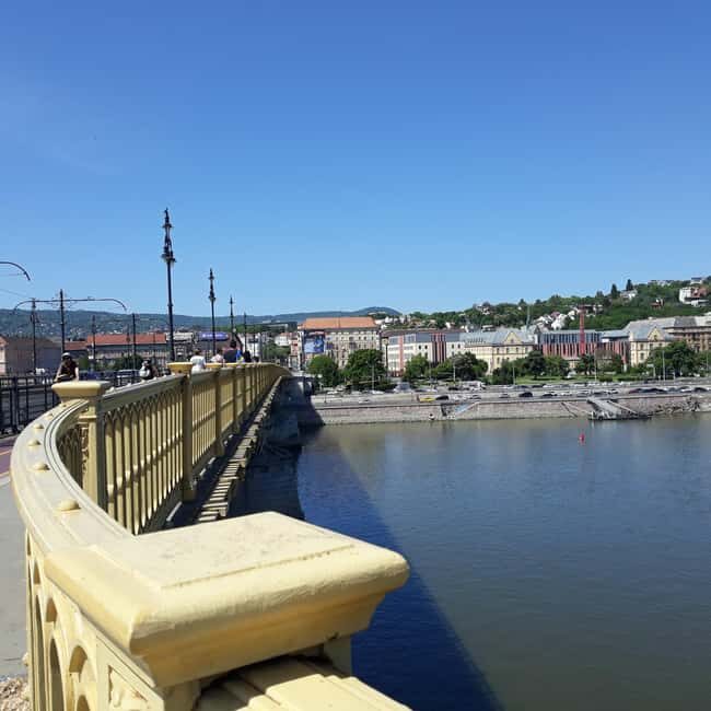 Budapest: Running Guided Tour & Folk Music Performance - Key Points