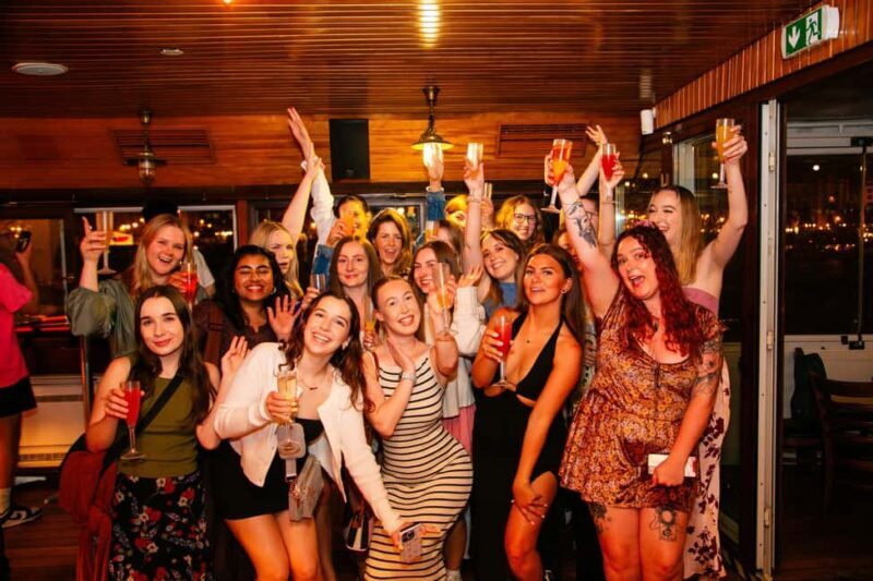 Budapest: Sightseeing River Cruise with Unlimited Cocktails - Key Points