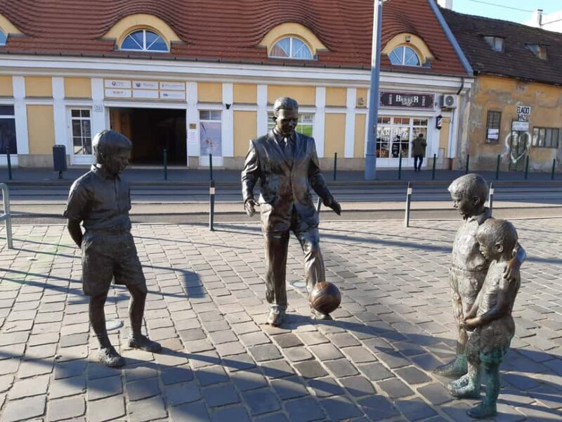 Budapest: Soccer Lover Tour & Folk Music Performance - Iconic Landmarks and Scenic Views