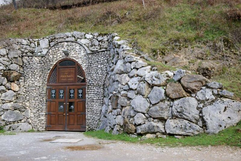 Bulnes: Excursion with funicular and Cabrales cheese cave in the Picos de Europa - Discovering Bulnes Village