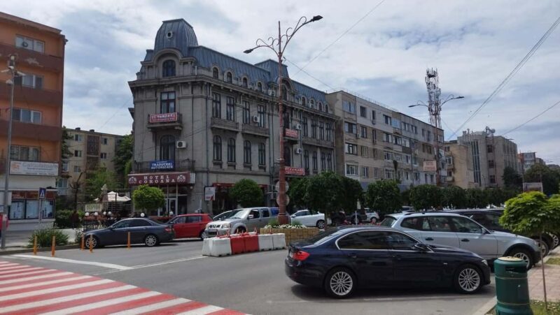 Buzau: Guided walking tour with lunch and wine tasting - Visiting the Prime Minister’s Residence