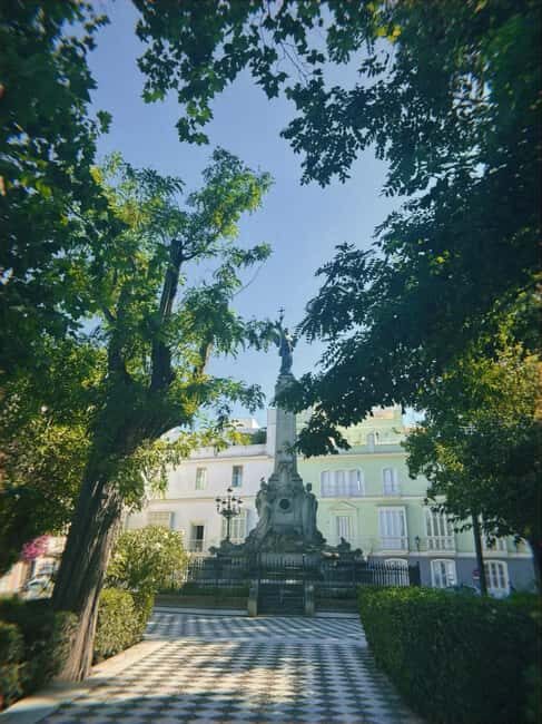 Cádiz: Walking Tour with Tapas and Drinks - A Closer Look at the Cádiz Walking Tour with Tapas and Drinks