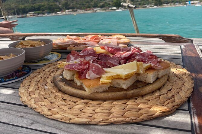 Cagliari Gulf Boat tour : 5 stops, snorkeling & local aperitif - FAQ