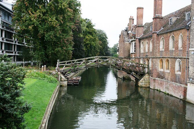 Cambridge Scavenger Hunt and Highlights Self-Guided Tour - Key Points