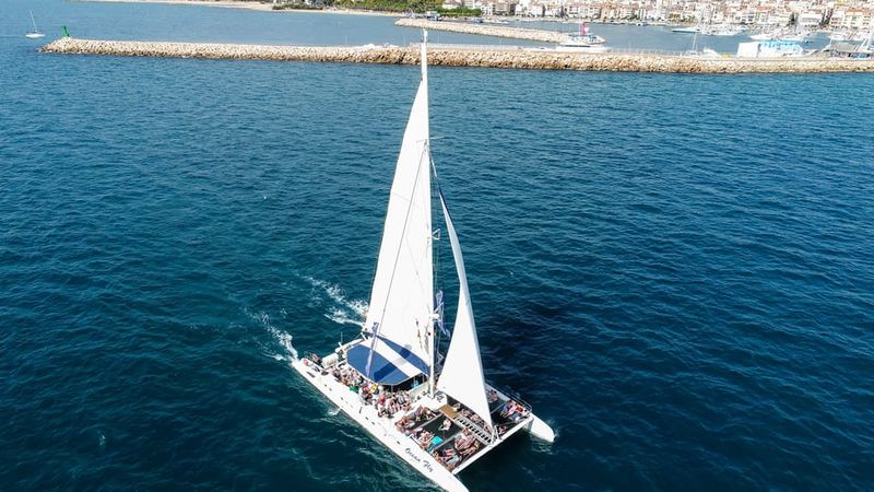 Cambrils: Costa Daurada Sail Catamaran Cruise - Food options: burgers and wedges or barbecue menu