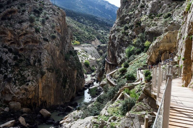 Caminito del Rey: Guided Tour with 1 Water and Shuttle Bus - The Guides: Your Key to a Safe and Enjoyable Experience