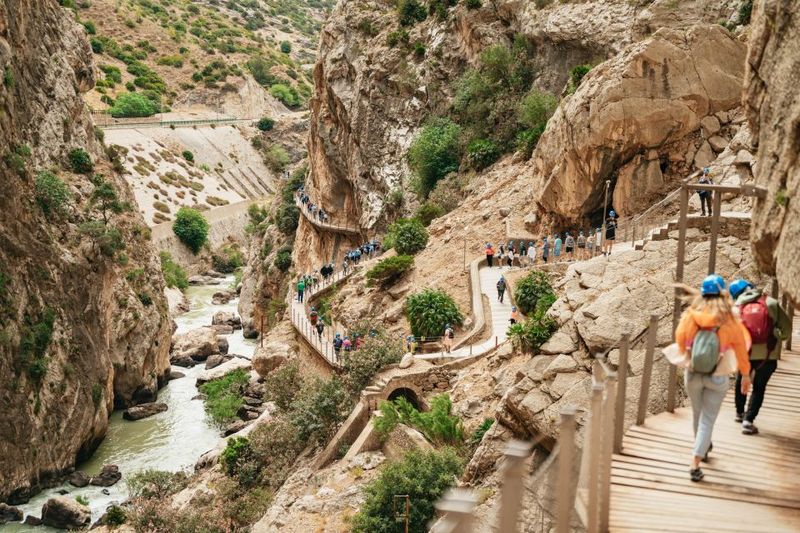 Caminito del Rey: Tickets, Guided Tour, Shuttle & Water - Guides that make the difference: what you’ll learn (and why it helps)