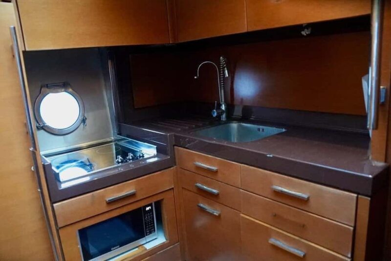 Cancun: Azimut 47 Fly Private Yacht - 6 hours to Isla Mujeres - Who Should Consider This Tour?