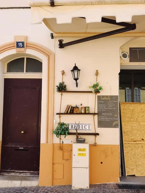 Cannes: Express Walk with a Local in 60 minutes - The Group and Guide Experience