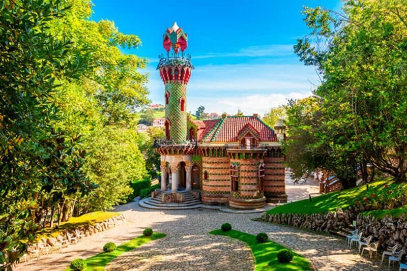 Capricho Gaudí with entrance, Santillana del Mar and Sequoia Forest - Key Points
