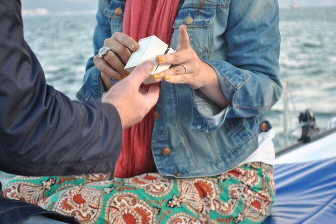 Cascais Romantic Private 2h Cruise with sparkling wine - FAQ