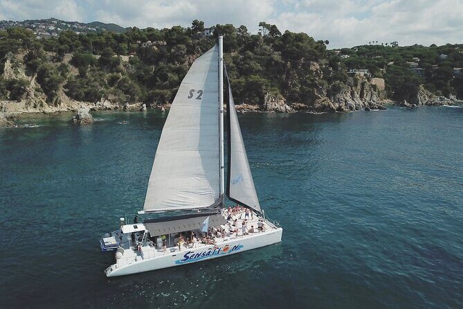 Catamaran departure in a young atmosphere - Whats Included and Practical Details