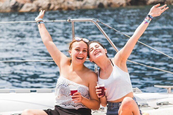 Catamaran departure in a young atmosphere - The Bottom Line